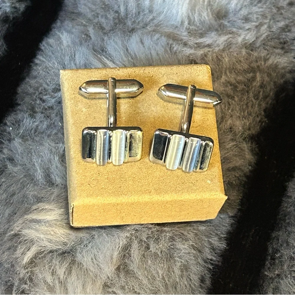 Modern gentleman’s cat eye glass bar tilt style cuff links